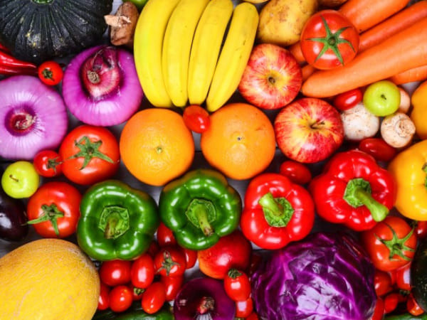 Ăn nhiều rau củ quả giàu dưỡng chất cũng giúp tăng cường sức khỏe vùng kín, giảm nguy cơ viêm nhiễm và khô âm đạo.