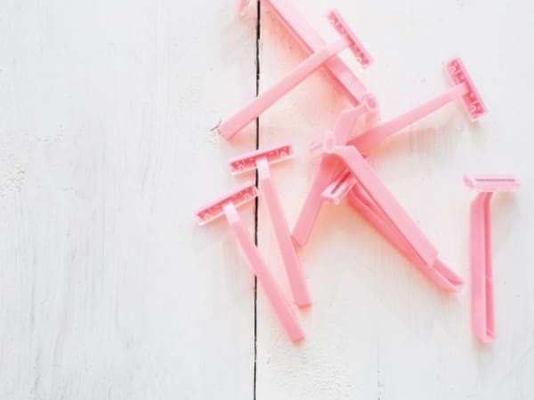 Ngoài ra, bạn nên tránh cạo lông vùng kín quá thường xuyên lông vùng kín có chức năng ngăn các mầm bệnh xâm nhập vào âm đạo, đồng thời giảm ma sát và mồ hôi.