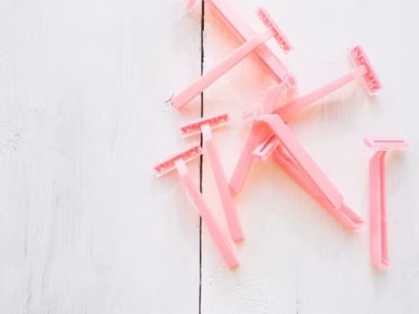 Ngoài ra, bạn nên tránh cạo lông vùng kín quá thường xuyên lông vùng kín có chức năng ngăn các mầm bệnh xâm nhập vào âm đạo, đồng thời giảm ma sát và mồ hôi.