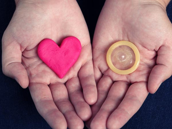 Bạn nên sử dụng các biện pháp tình dục an toàn như bao cao su để bảo vệ vùng kín khỏi các bệnh truyền nhiễm qua đường tình dục.