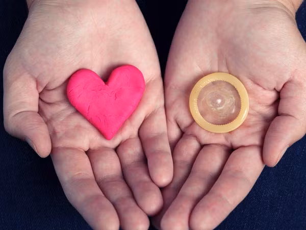 Bạn nên sử dụng các biện pháp tình dục an toàn như bao cao su để bảo vệ vùng kín khỏi các bệnh truyền nhiễm qua đường tình dục.