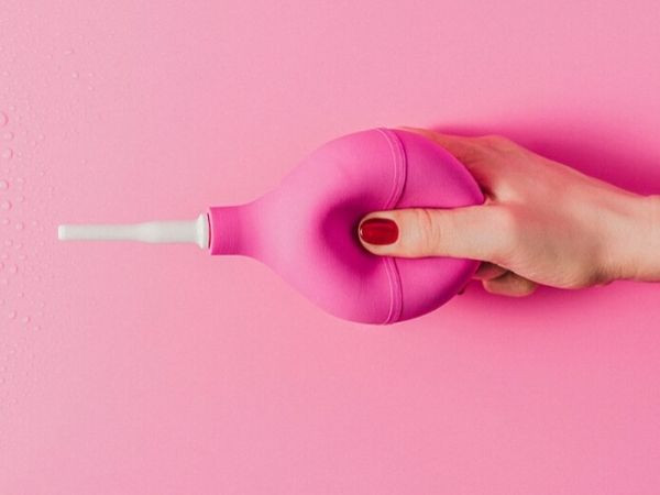 Muốn âm đạo khỏe mạnh, bạn không nên thụt rửa âm đạo bởi việc làm này có thể gây mất cân bằng pH âm đạo, khiến âm đạo dễ bị viêm nhiễm hơn.