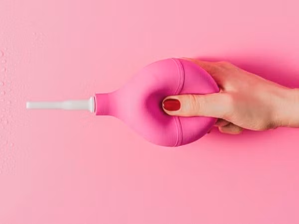 Muốn âm đạo khỏe mạnh, bạn không nên thụt rửa âm đạo bởi việc làm này có thể gây mất cân bằng pH âm đạo, khiến âm đạo dễ bị viêm nhiễm hơn.