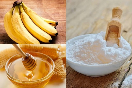Để làm mặt nạ dưỡng da chống lão hóa, dưỡng da trắng hồng từ chuối, bạn cần chuẩn bị những nguyên liệu sau: 2 quả chuối chín, 1 thìa café baking soda, 1 thìa cafe mật ong và 1 thìa café nước cốt chanh. Ảnh: googleusercontent.