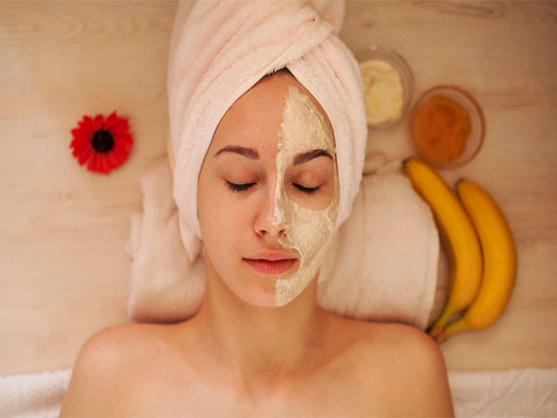 Sau khi da mặt đã được rửa sạch, bạn hãy thoa đều mặt nạ chuối vừa tạo lên mặt kết hợp với massage nhẹ nhàng. Ảnh: dongangia.