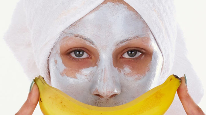Giữ mặt nạ chuối trên mặt trong khoảng 10-15 phút thì rửa sạch lại với nước ấm. Ảnh: myphamglutawhite.