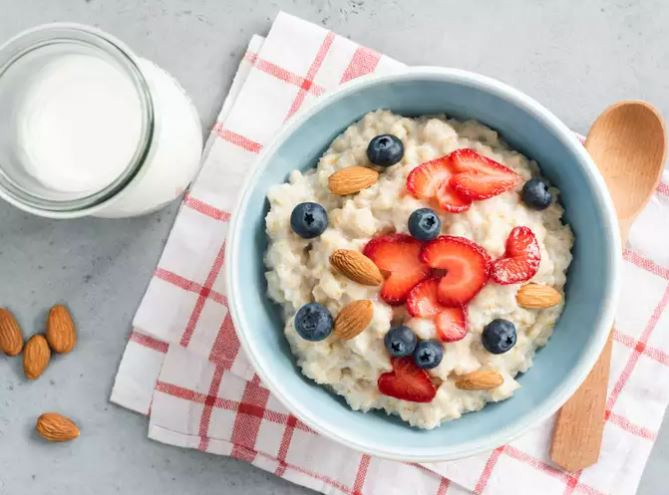 Yến mạch chứa nhiều vitamin, đồng, kẽm... giúp cho tóc và móng khỏe mạnh.