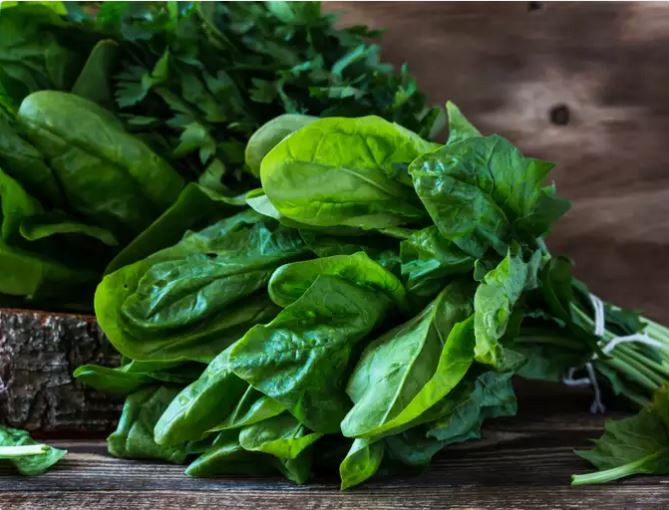 Cải bó xôi rất giàu vitmain A và C, vốn đều có vai trò quan trọng trong việc thúc đẩy tăng trưởng tóc.