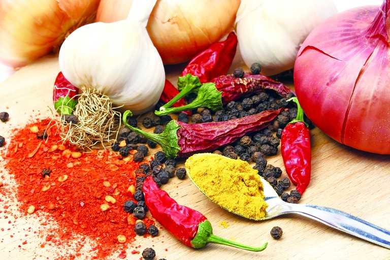 Bệnh nhân mắc trào ngược axit dạ dày thực quản nên tránh ăn các loại gia vị cay nóng như: ớt, bạc hà, tỏi…Ảnh: thanhnien.