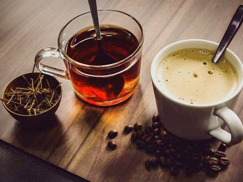 Bên cạnh đó, người bệnh cũng cần tránh các đồ uống có cồn, kích thích như: cà phê, trà ... để tránh tăng sự tiết axit trong dạ dày. Ảnh: brandsvietnam.