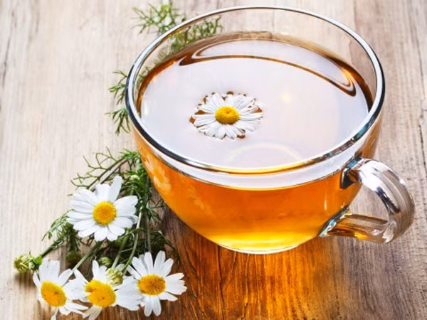 Trà hoa cúc chứa chất chống oxy hóa có thể thúc đẩy cơn buồn ngủ. Uống trà hoa cúc còn được chứng minh là cải thiện chất lượng giấc ngủ nói chung. Ảnh: thegioidiengiai.