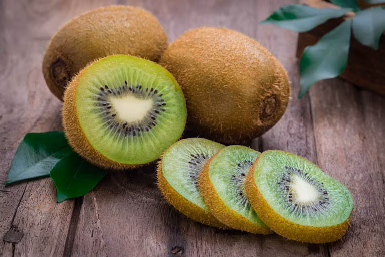 Kiwi rất giàu serotonin và chất chống oxy hóa, cả hai đều có thể cải thiện chất lượng giấc ngủ. Ảnh: thuocdantoc.