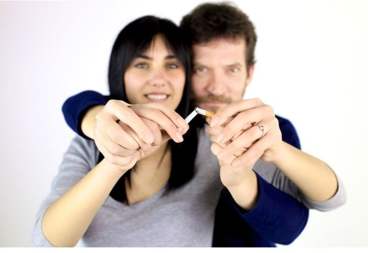 Hút thuốc lá làm giảm khả năng tiếp nhận trứng của tử cung ở nữ giới; đồng thời làm giảm tinh trùng và thậm chí tổn thương ADN ở nam giới. Do đó, chuyên gia khuyến cáo nên bỏ thuốc để tăng khả năng có con. Ảnh: Facty.