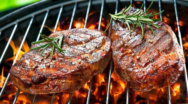 Thói quen ăn nhiều thịt đỏ cũng không tốt cho thận bởi protein trong các loại thịt đỏ tạo ra lượng axit cao trong máu gây hại cho thận và làm tăng nguy cơ nhiễm toan - chứng bệnh do thừa protein. Ảnh: dantri.