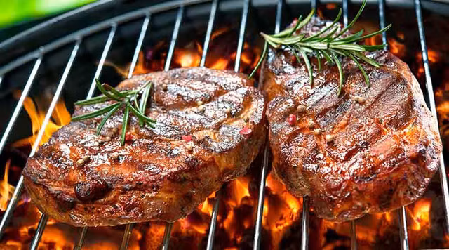 Thói quen ăn nhiều thịt đỏ cũng không tốt cho thận bởi protein trong các loại thịt đỏ tạo ra lượng axit cao trong máu gây hại cho thận và làm tăng nguy cơ nhiễm toan - chứng bệnh do thừa protein. Ảnh: dantri.