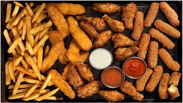 Ngoài ra, các bác sĩ cũng khuyến cáo người hay bị chóng mặt nên tránh ăn các loại thực phẩm gây viêm như thực phẩm chiên rán, bánh mỳ và các loại đồ ngọt, thịt đỏ, ...thực phẩm chế biến sẵn. Ảnh: benh.