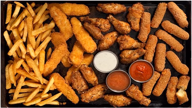 Ngoài ra, các bác sĩ cũng khuyến cáo người hay bị chóng mặt nên tránh ăn các loại thực phẩm gây viêm như thực phẩm chiên rán, bánh mỳ và các loại đồ ngọt, thịt đỏ, ...thực phẩm chế biến sẵn. Ảnh: benh.