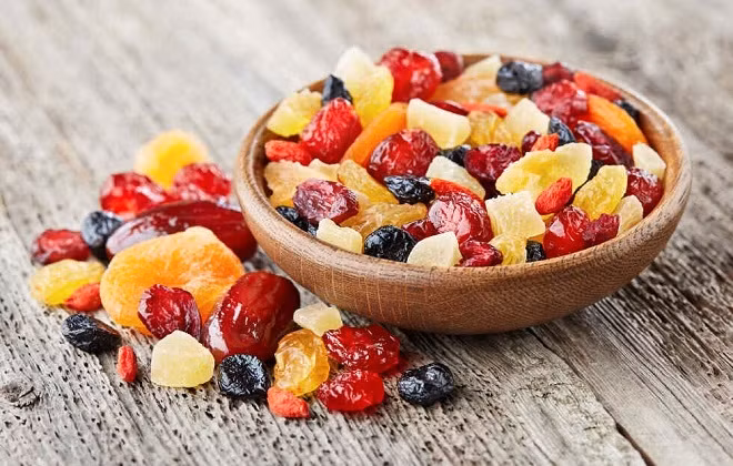 Do đó, người hay bị chóng mặt có thể bổ sung nước ép trái cây, trái cây khô hoặc soda vào trong chế độ ăn uống của mình. Ảnh: suckhoe.