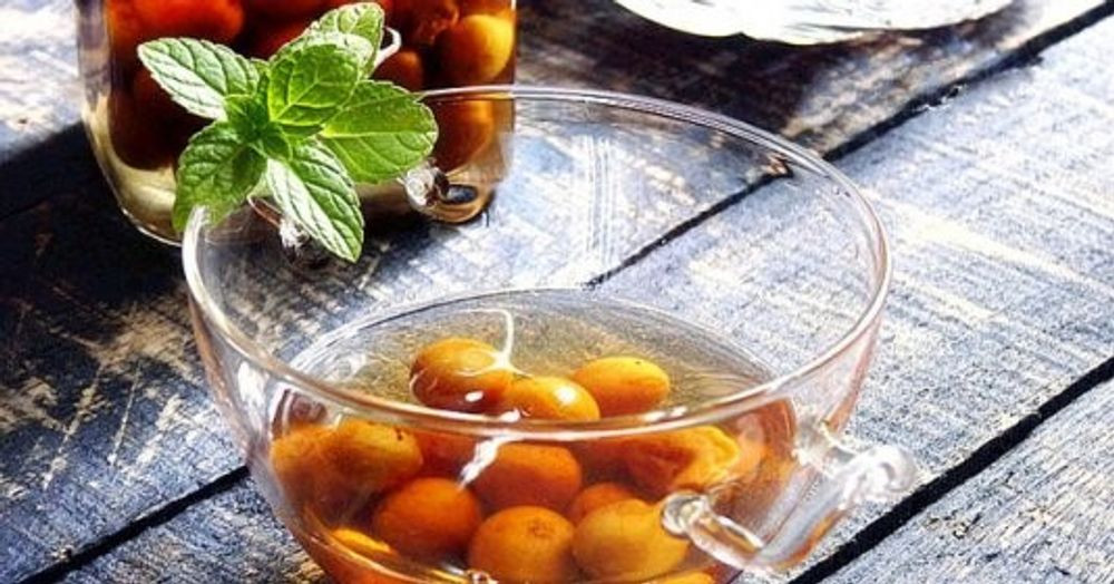 Sau đó, bạn cho một lớp đường phèn xuống phía dưới đáy lọ thủy tinh, xen kẽ một lớp quất hồng bì. Tiếp theo là quất và tiếp tục là đường phèn. Cứ làm tương tự như vậy cho đến khi hết quất và đường. Ảnh: pnpl.