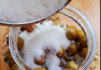 Sau khoảng 3 tháng, lớp đường phèn trong lọ thủy tinh sẽ tan ra. Như vậy bạn sẽ có được một hũ quất hồng bì vừa ngon vừa trị ho, rất tốt cho sức khỏe. Ảnh: emvaobep.