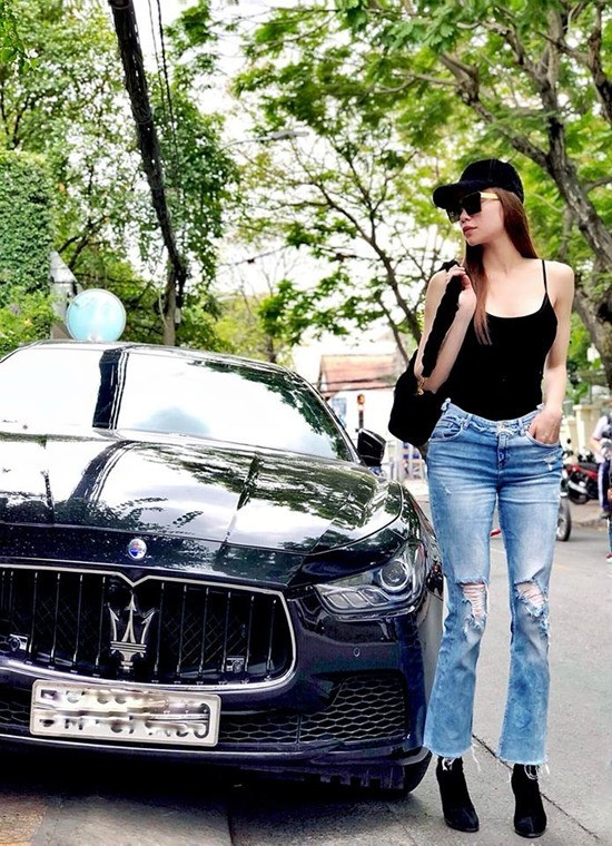 Hồ Ngọc Hà khoe dáng triệt để với áo hai dây, quần jeans rách và ankle boots để tạo nên street style nổi bật. Ảnh: vietnamnet.