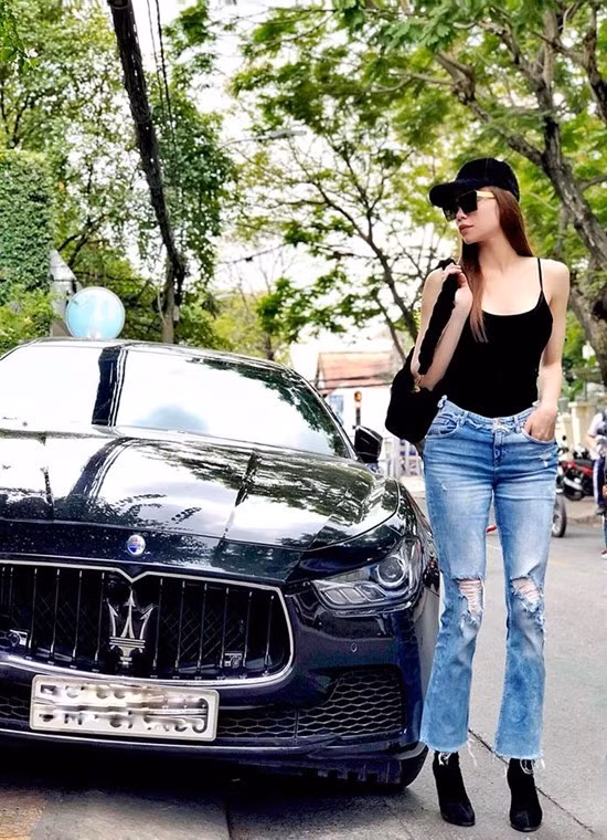 Hồ Ngọc Hà khoe dáng triệt để với áo hai dây, quần jeans rách và ankle boots để tạo nên street style nổi bật. Ảnh: vietnamnet.