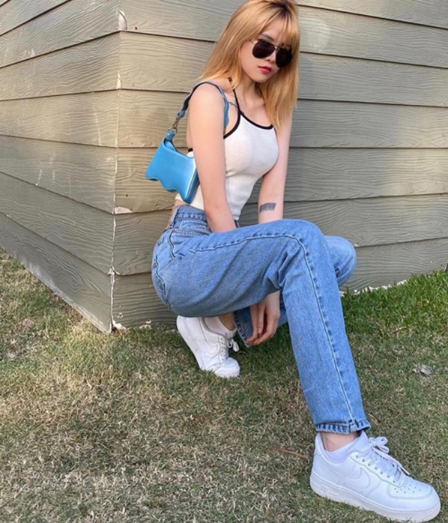 Thiều Bảo Trâm khoe body thon gọn đạt chuẩn khi mix quần jeans ống rộng cùng áo hai dây tôn dáng. Ảnh: voh.