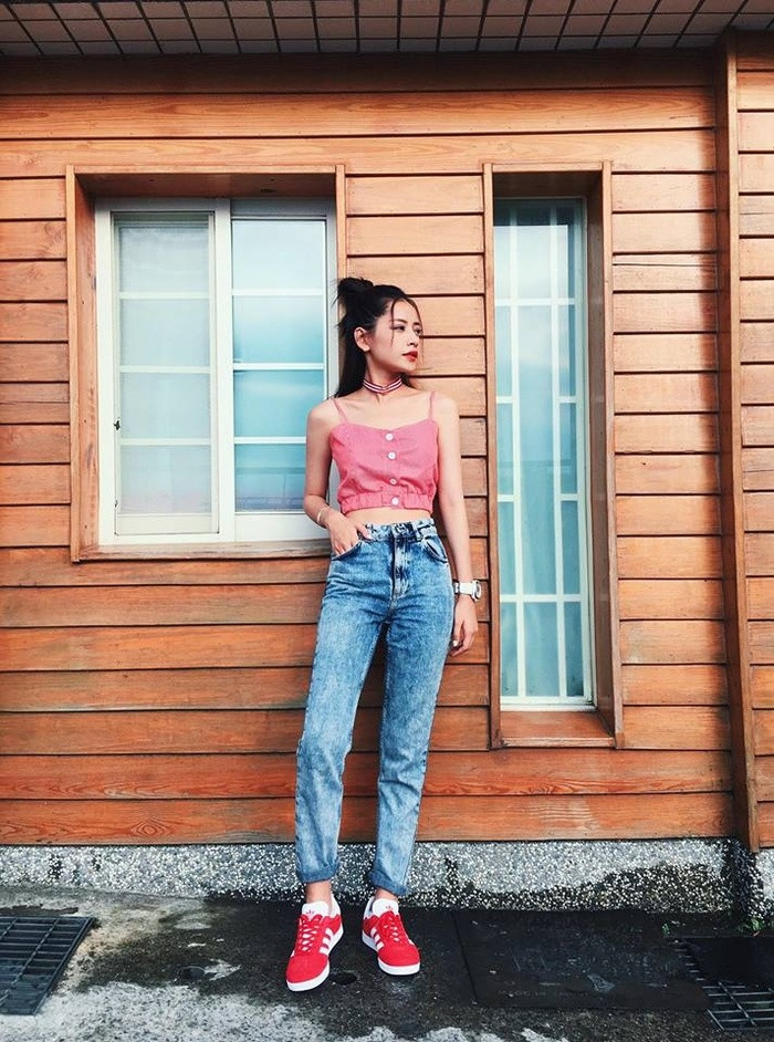 Crop-top hai dây họa tiết gingham mix với quần jeans phai màu tạo thành bộ đôi giúp Chi Pu tôn dáng hoàn hảo. Ảnh: we25.