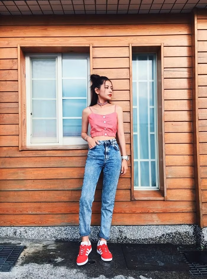 Crop-top hai dây họa tiết gingham mix với quần jeans phai màu tạo thành bộ đôi giúp Chi Pu tôn dáng hoàn hảo. Ảnh: we25.