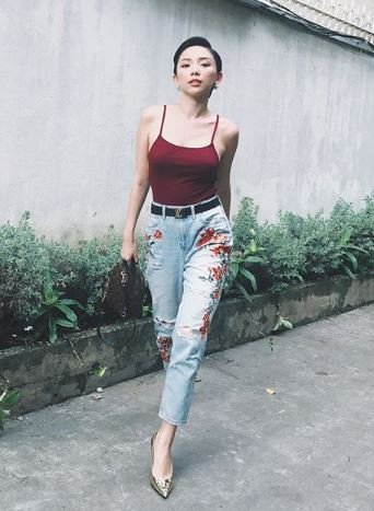 Tóc Tiên rất ưa chuộng kết hợp áo hai dây bó sát với quần jeans. Đây cũng là một phong cách đặc trưng của những cô gái Mỹ. Ảnh: diemdentre.