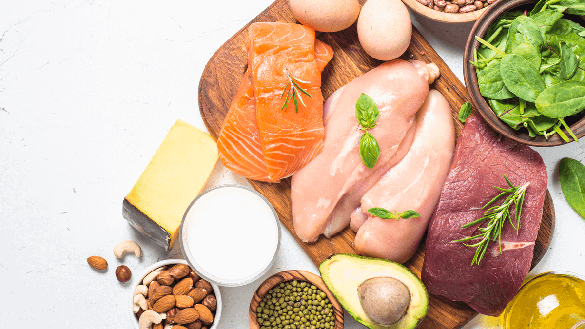 Người bị đau lưng nên kiêng sử dụng những thực phẩm giàu chất đạm do hấp thụ nhiều chất đạm sẽ khiến lượng canxi trong cơ thể bị loãng, từ đó tăng nguy cơ thoái hóa khớp, loãng xương, khiến các cơn đau trở nên dai dẳng hơn. Ảnh: blogspot.