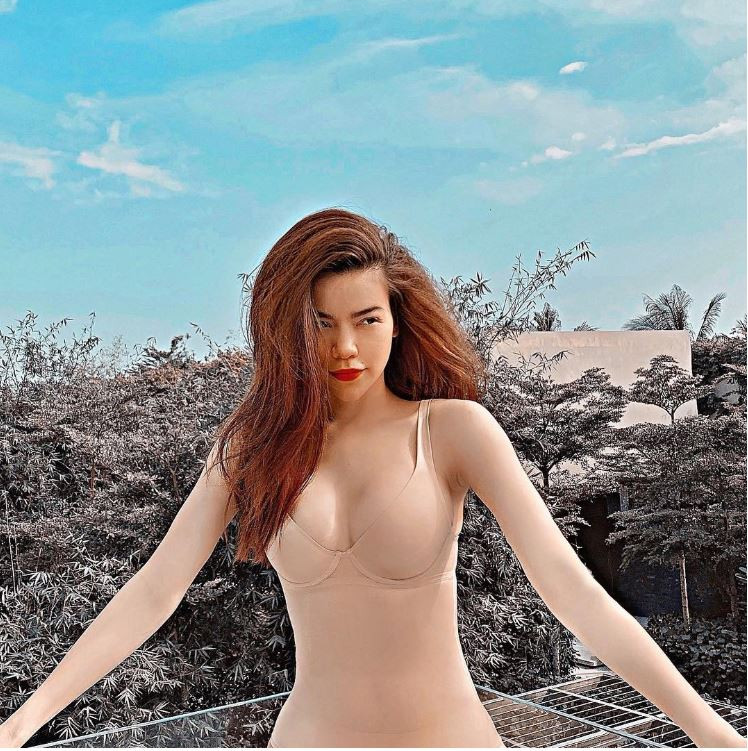 Lại là Hồ Ngọc Hà với trang phục màu nude mặc mà như không mặc. Ảnh: luxury-inside.