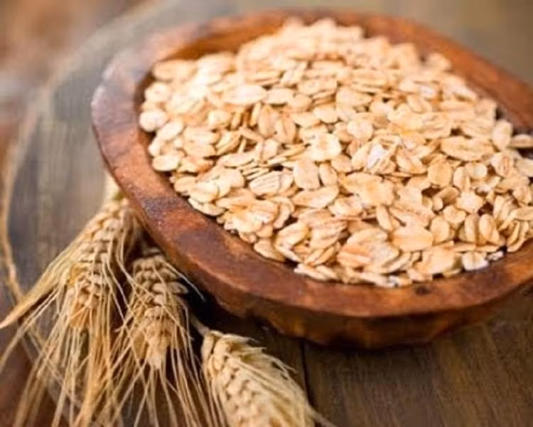 Lý do là trong yến mạch có chứa hàm lượng cao vitamin E, vitamin nhóm B và khoáng chất giúp ngăn ngừa mụn và tẩy tế bào chết trên da. Ảnh: slatic.