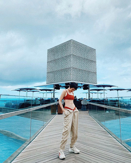 Bảo Anh thể hiện sự phóng khoáng với lối mix mẫu áo sexy cùng quần xắn gấu, giày sneaker. Ảnh: phunutoday.