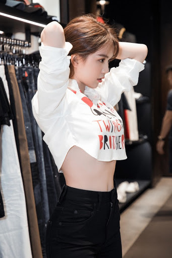 Chẳng cần hở hang nhưng Ngọc Trinh vẫn vô cùng quyến rũ và xinh đẹp với mẫu áo crop top hở rốn xinh xắn này. Ảnh: googleusercontent.