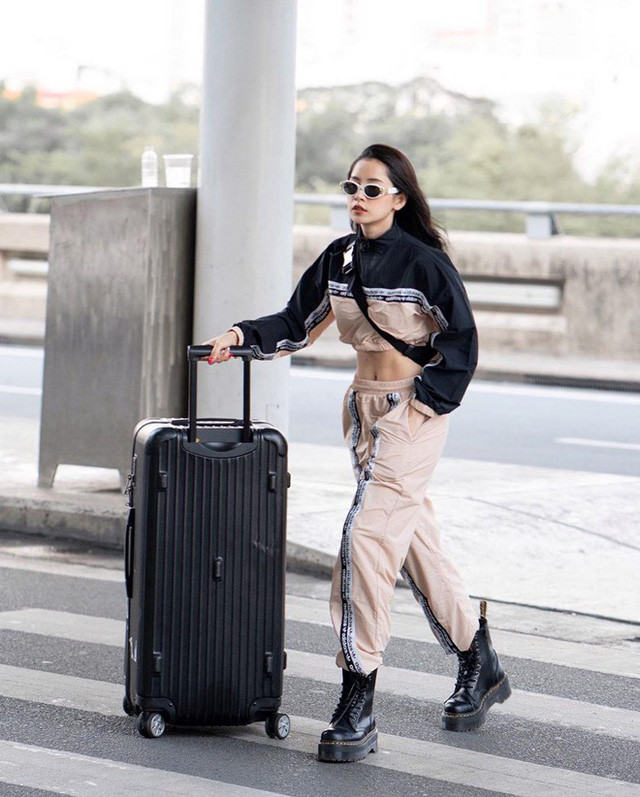 Diện bộ đồ kín mít nhưng Chi Pu trông vẫn vô cùng xinh xắn, quyến rũ khi khoe được vòng eo con kiến đáng mơ ước. Ảnh: blogspot.