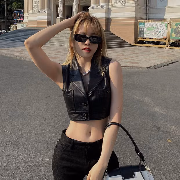 “Người yêu tin đồn” của Sơn Tùng - MTP Thiều Bảo Trâm trông như một idol Hàn Quốc với mẫu áo crop top hở rốn, khoe vòng eo phẳng lỳ, 0% mỡ thừa. Ảnh: voh.