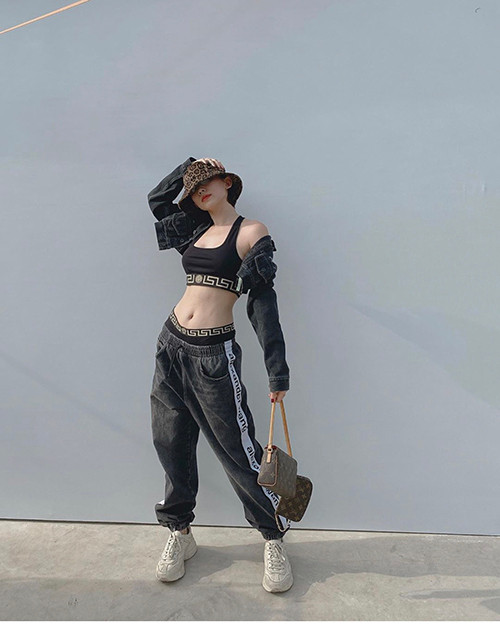 Tóc Tiên khoe eo thon với mẫu áo bra thể thao khỏe khoắn, năng động. Ảnh: ngoisao.