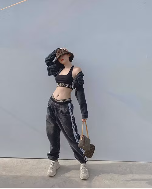 Tóc Tiên khoe eo thon với mẫu áo bra thể thao khỏe khoắn, năng động. Ảnh: ngoisao.