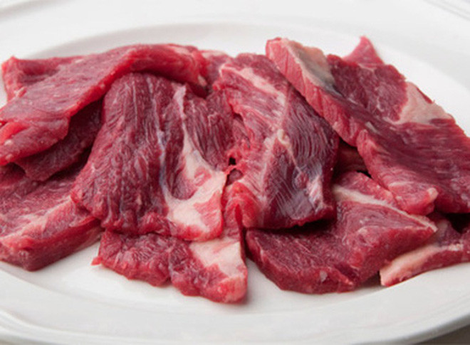 Trong khi đó, miếng thịt bò ngon sẽ có thớ thịt nhỏ, độ đàn hồi cao nên khi ấn tay vào rồi bỏ ra không có vết lõm. Ảnh: sohacdn.