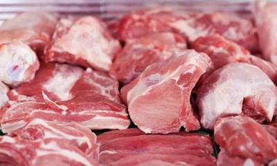 Thịt lợn có thể bị tẩm muối diêm, hàn the để giữ màu đỏ tươi. Ảnh: googleusercontent.