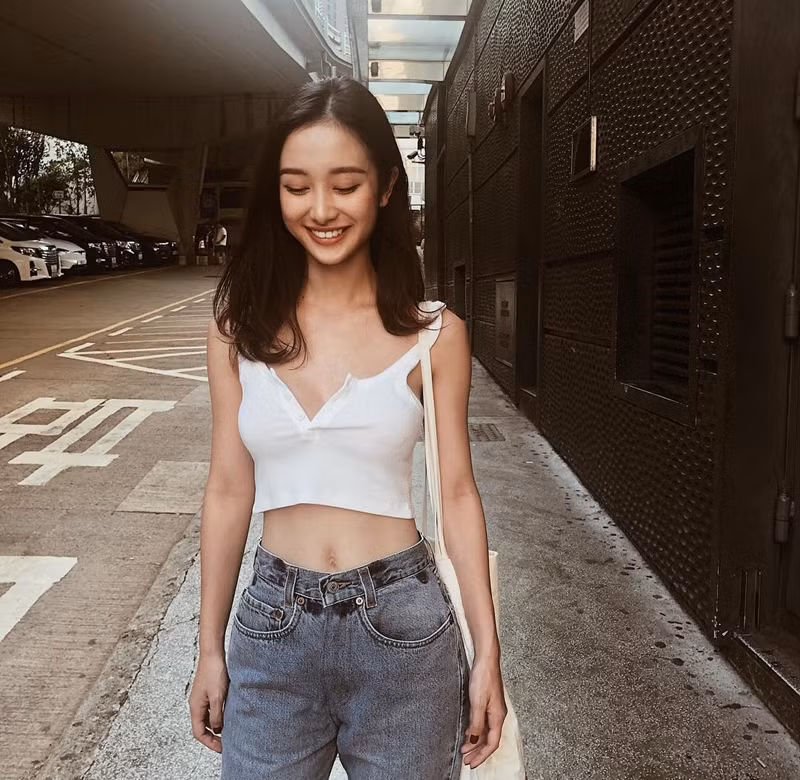 Jun Vũ khoe eo thong, ngực đầy trên phố. Đây cũng là mỹ nhân sở hữu vòng eo 0% mỡ thừa đáng ngưỡng mộ. Ảnh: 2sao.