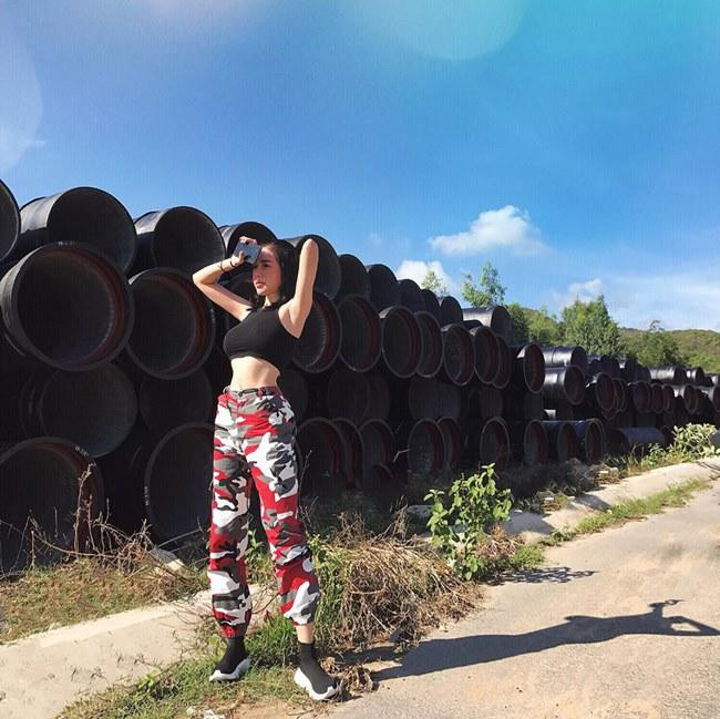 Bà mẹ 2 con Elly Trần khiến nhiều người bất ngờ với vòng eo săn chắc. Ảnh: eva.