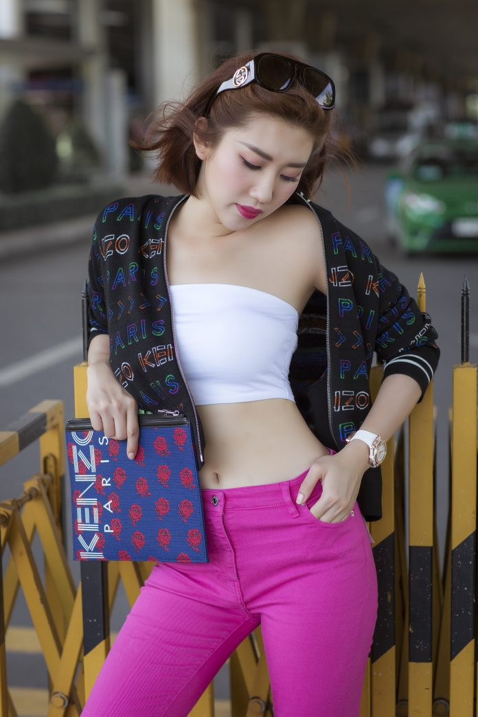 Thúy Ngân phanh áo khoe ngực đầy, eo thon. Ảnh: hotshowbiz.