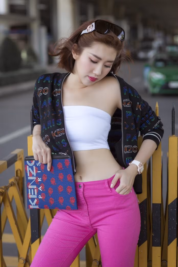 Thúy Ngân phanh áo khoe ngực đầy, eo thon. Ảnh: hotshowbiz.