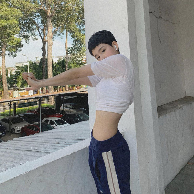 Hiền Hồ lộ vòng eo con kiến ở góc chụp nghiêng. Ảnh: afamily.