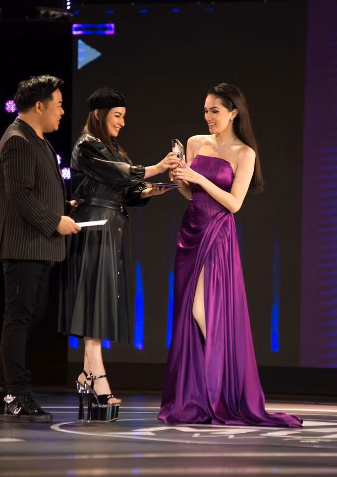 Phi Nhung lênh khênh trên đôi giày cao 25cm. Ảnh:yan.