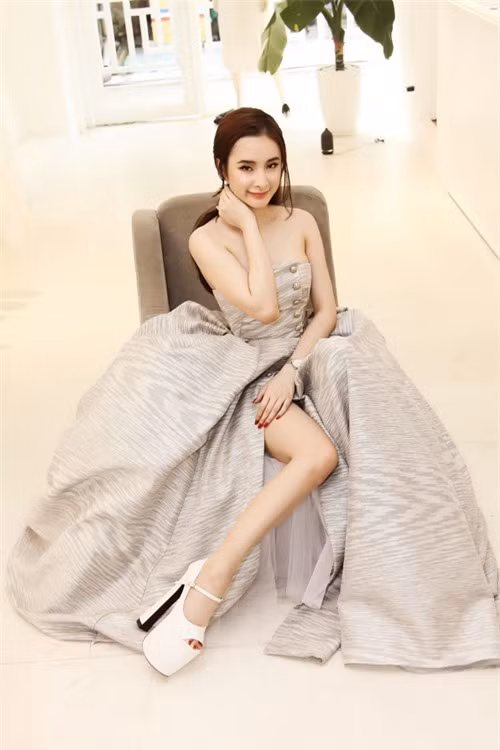 Không hề thua chị kém em trong khoản "diễn xiếc" trên giày cao gót chính là Angela Phương Trinh. Ảnh: tintuconline.