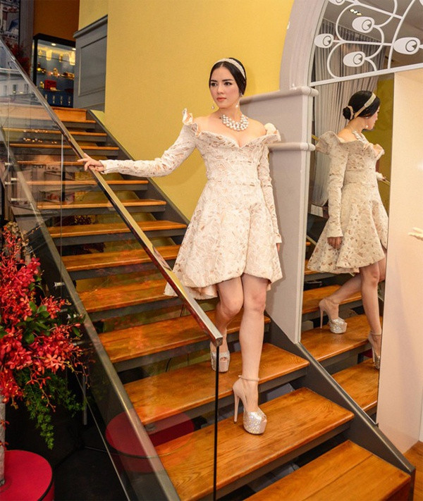 Nhờ đôi giày cao gót khủng nên dù cao chưa đầy 1m60, Lý Nhã Kỳ vẫn “ăn gian” thêm gần 20 cm giúp cô diện váy ngắn thêm cuốn hút. Ảnh: zingnews.