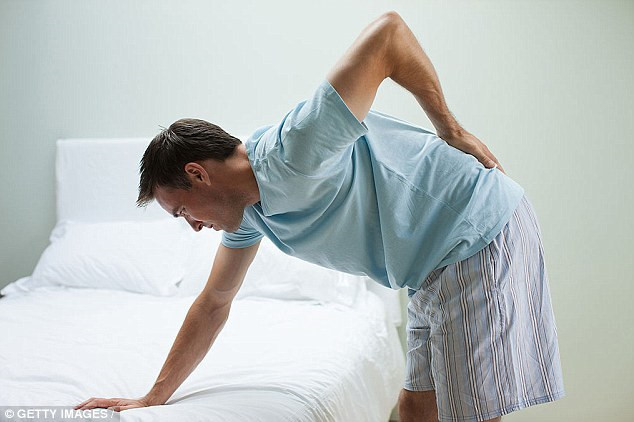 Do đó, các nhà nghiên cứu tin rằng bỏ thuốc lá có thể góp phần giúp giảm đau lưng. Ảnh: giadinh.